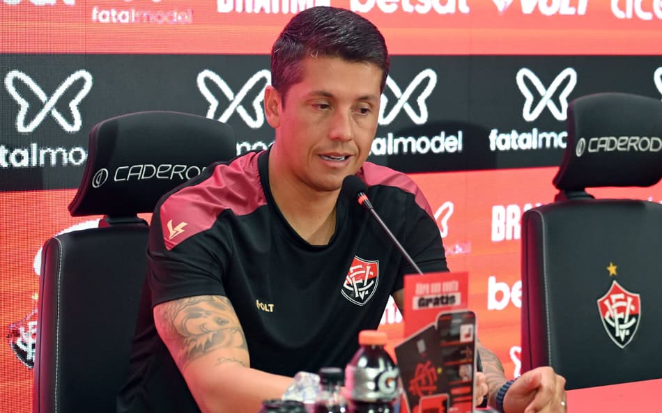 Thiago Carpini em entrevista coletiva Foto: Walmir Cirne/AGIF