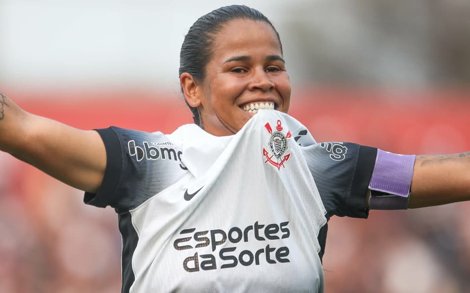 Vic Albuquerque celebra gol no Brasileirão Feminino (Foto: Reinaldo Campos/AGIF)