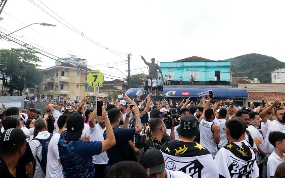 Torcida do Santos na estátua do Zico