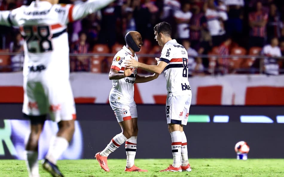 Lucas e Oscar comemoram juntos gol pelo São Paulo Portuguesa São Paulo