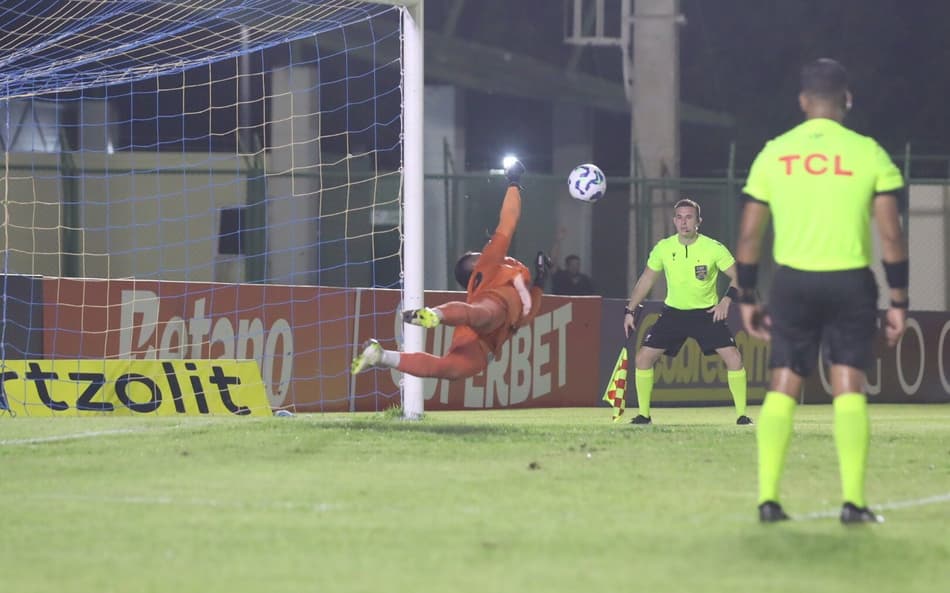 Rayr defende pênalti em partida contra pela Copa do Brasil