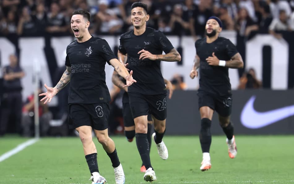 Rodrigo Garro, Fabrizio Angileri e Memphis em duelo do Corinthians e do Santos pelo Campeonato Paulista, na Neo Química Arena. (Foto:Marcello Zambrana/AGIF)