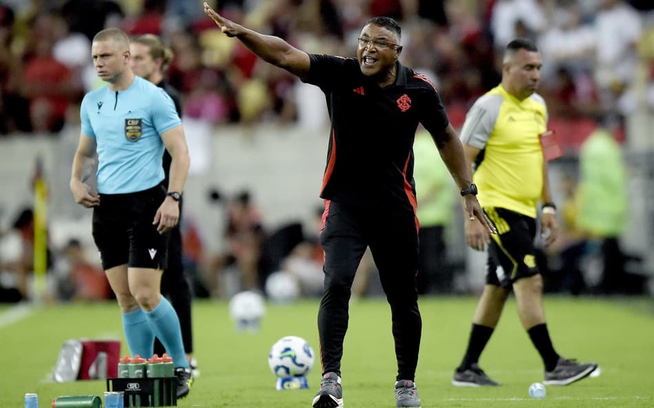 Legenda: SP - RIO DE JANEIRO - 29/03/2025 - BRASILEIRO A 2025, FLAMENGO X INTERNACIONAL - Roger Machado técnico do Internacional durante partida contra o Flamengo no estádio Maracanã pelo campeonato Brasileiro A 2025. Foto: Alexandre Loureiro/AGIF