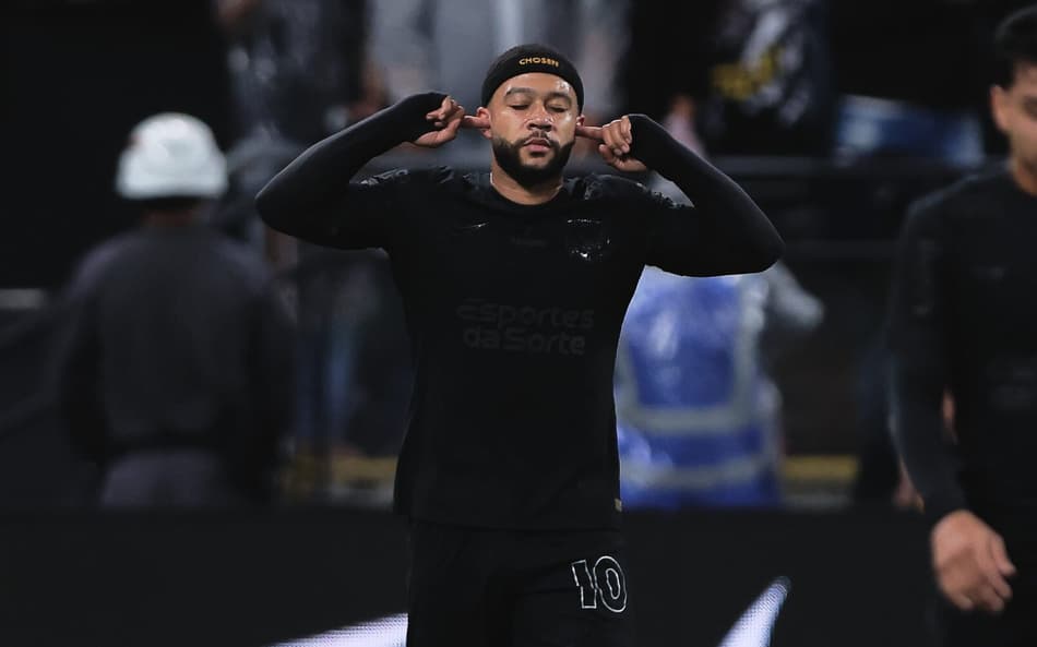 Memphis Depay na vitória do Corinthians sobre o Vasco