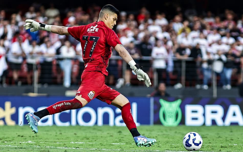 O goleiro do Santos, Gabriel Brazão, lidera o ranking de defesas entre os principais campeonatos do futebol mundial nesta temporada. (Foto: Fabio Giannelli/AGIF)