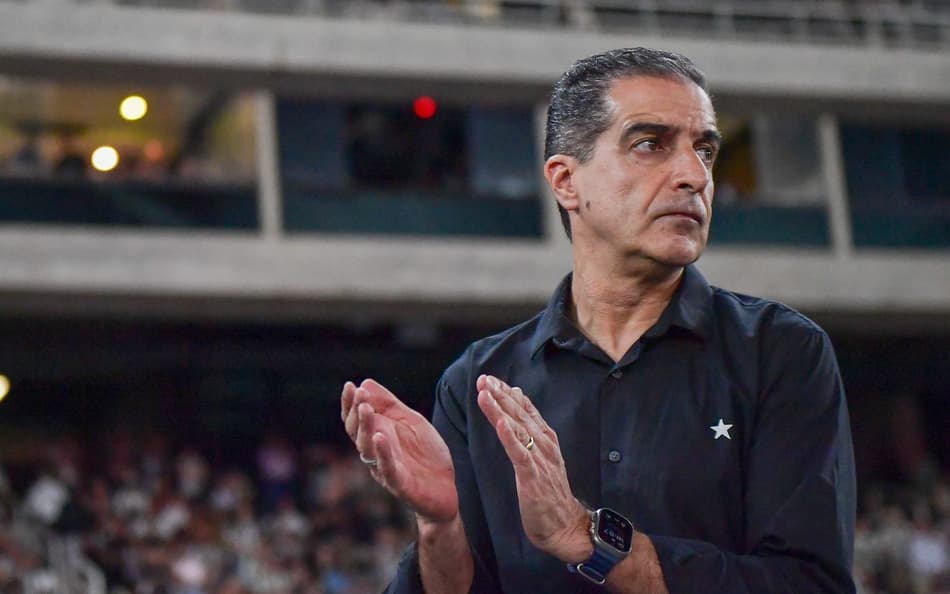 Renato Paiva é o técnico do Botafogo (Foto: Thiago Ribeiro/AGIF)