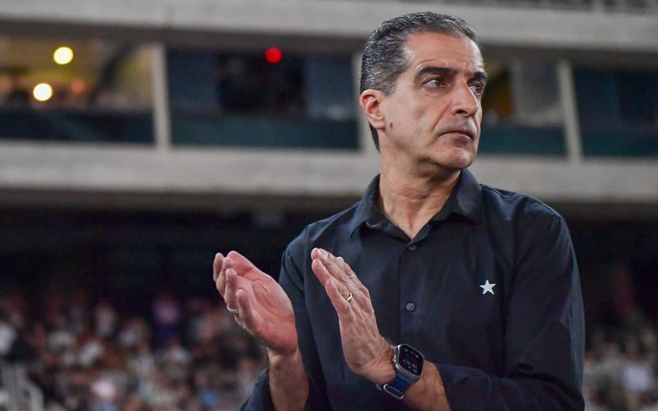 Renato Paiva é o técnico do Botafogo (Foto: Thiago Ribeiro/AGIF)