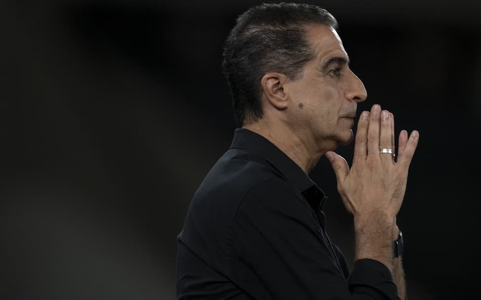 Renato Paiva pode ter perdido Savarino e Barboza por lesão no Botafogo (Foto: Jorge Rodrigues/AGIF)