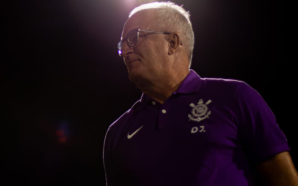 Dorival Júnior justifica ausência de titulares em sua estreia pelo Corinthians
