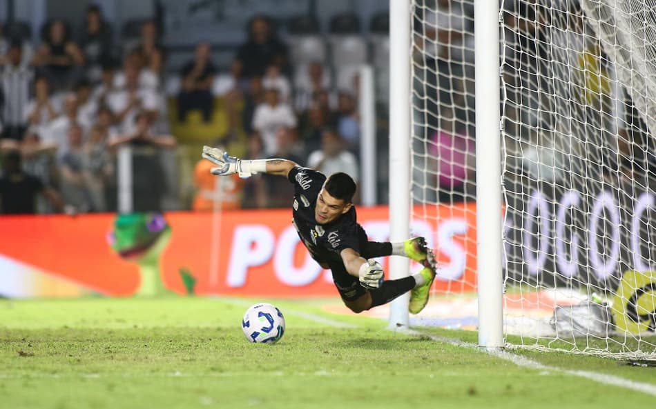 Santos tem pênalti defendido por Gabriel Brazão no empate por 1 a 1 contra o CRB, pela Copa do Brasil. (Foto: Mauricio De Souza/AGIF)