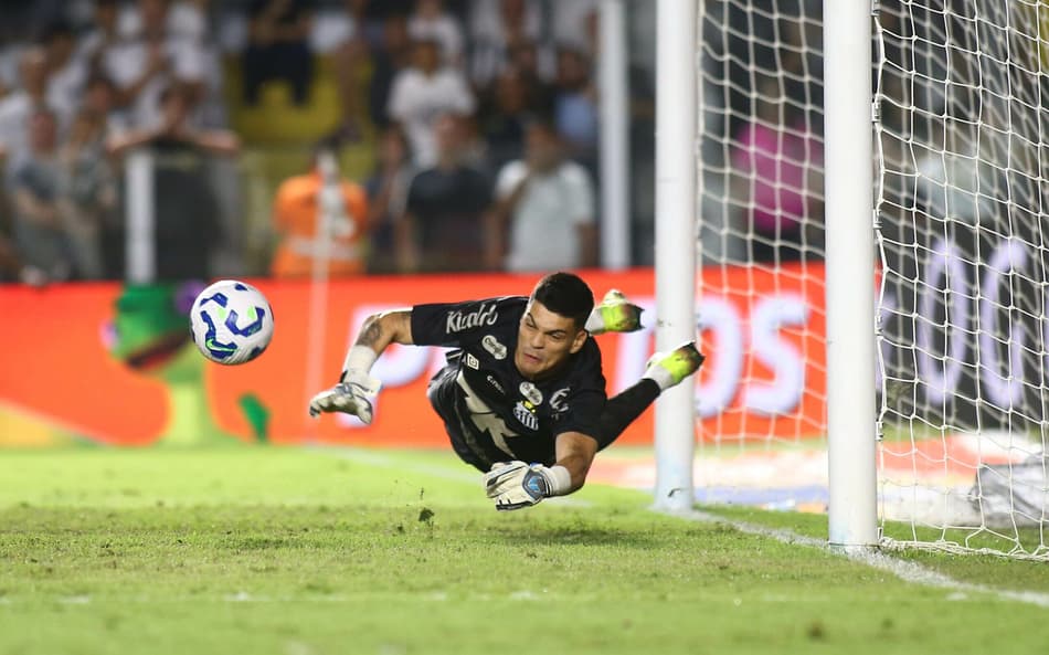 Goleiro do Santos, Gabriel Brazão, é um dos principais nomes do elenco atual do Santos ao lado de Neymar. (Foto: Mauricio De Souza/AGIF)
