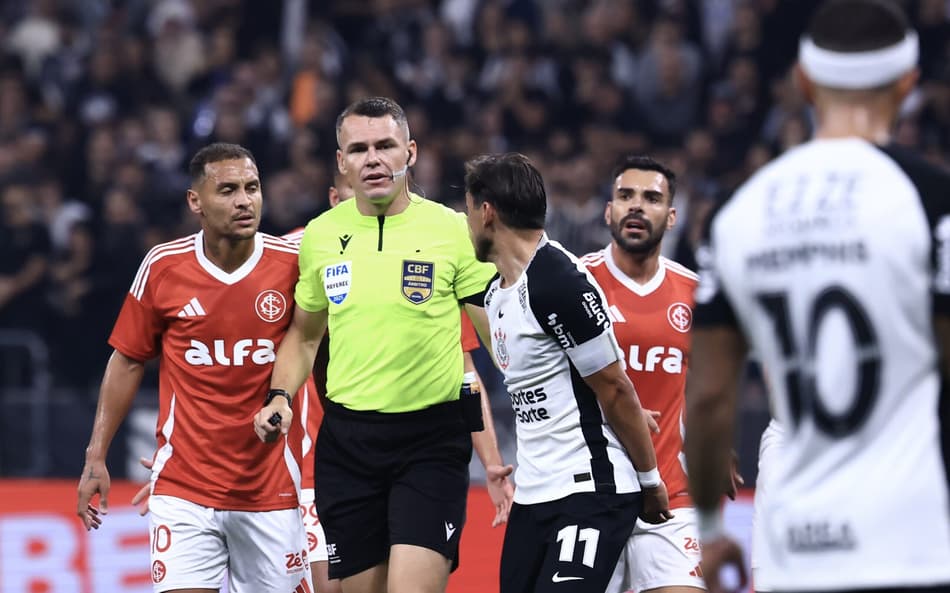 SP - SAO PAULO - 03/05/2025 - BRASILEIRO A 2025, CORINTHIANS X INTERNACIONAL - jogadores do Internacional reclamam com a arbitragem durante partida contra o Corinthians no estAdio Arena Corinthians pelo campeonato Brasileiro A 2025. Foto: Marcello Zambrana/AGIF