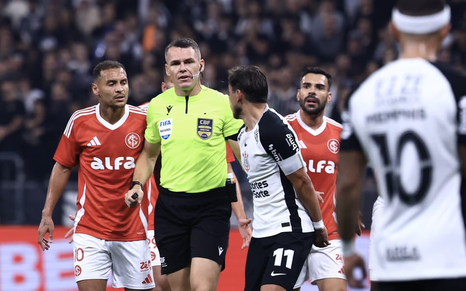 SP - SAO PAULO - 03/05/2025 - BRASILEIRO A 2025, CORINTHIANS X INTERNACIONAL - jogadores do Internacional reclamam com a arbitragem durante partida contra o Corinthians no estAdio Arena Corinthians pelo campeonato Brasileiro A 2025. Foto: Marcello Zambrana/AGIF
