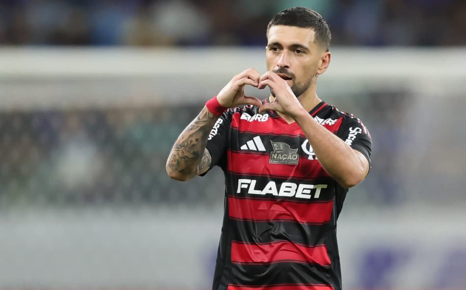 Arrascaeta, meia do Flamengo, comemora gol contra o Cruzeiro (Foto: Gilson Lobo/AGIF)