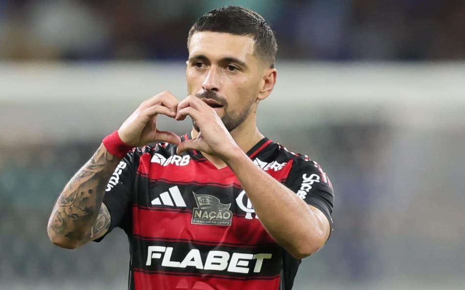 Arrascaeta, meia do Flamengo, comemora gol contra o Cruzeiro (Foto: Gilson Lobo/AGIF)