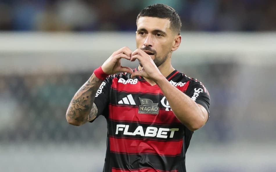 Arrascaeta, meia do Flamengo, comemora gol contra o Cruzeiro (Foto: Gilson Lobo/AGIF)