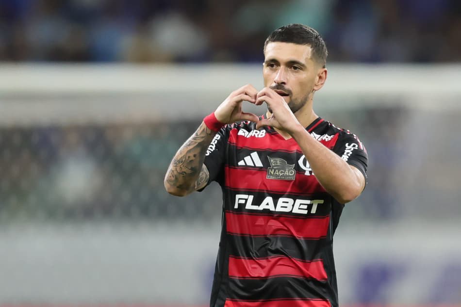 Arrascaeta, meia do Flamengo, comemora gol contra o Cruzeiro (Foto: Gilson Lobo/AGIF)