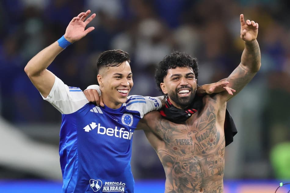 Kaio Jorge e Gabigol comemoram vitória do Cruzeiro sobre o Flamengo (Foto: Gilson Lobo/AGIF)