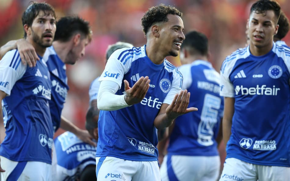 Meia Matheus Pereira do Cruzeiro comemora gol contra o Sport homenageando o filho Theo (Foto: Marlon Costa/AGIF)