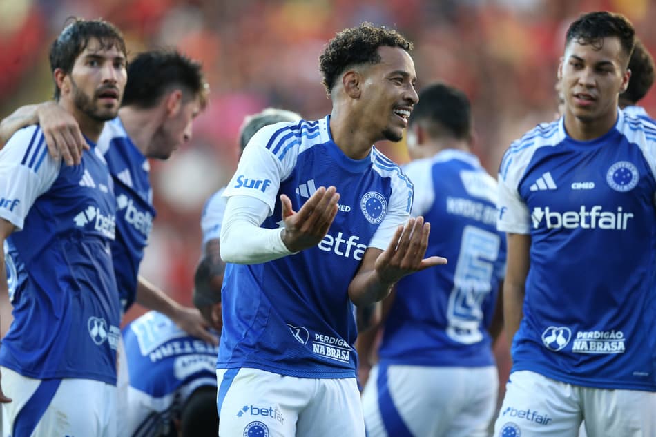 Meia Matheus Pereira do Cruzeiro comemora gol contra o Sport homenageando o filho Theo (Foto: Marlon Costa/AGIF)