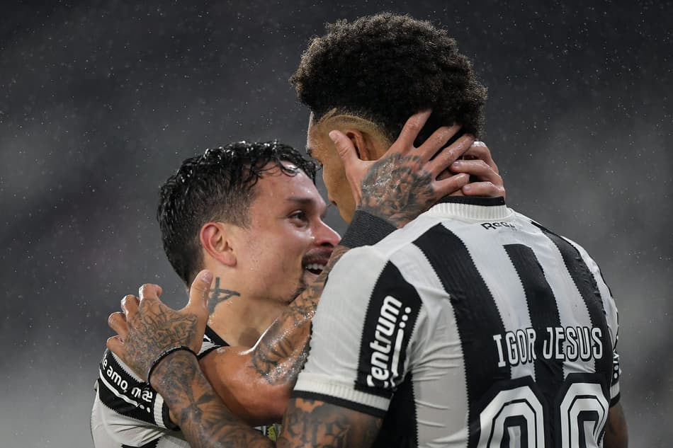 Arthur e Igor Jesus comemoram gol do Botafogo