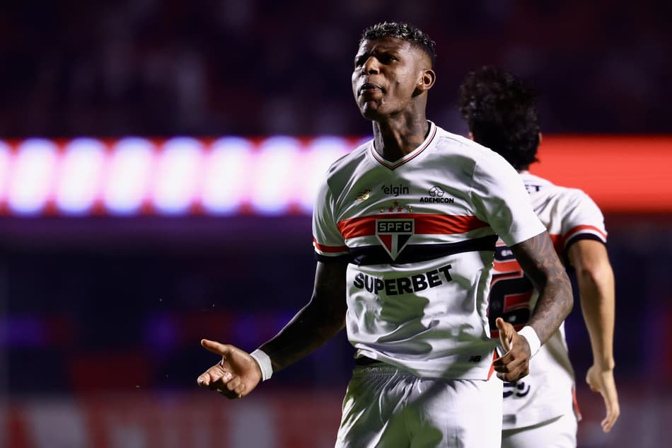 O zagueiro Arboleda, do São Paulo, em jogo contra o Grêmio (Foto: Marcello Zambrana/AGIF)