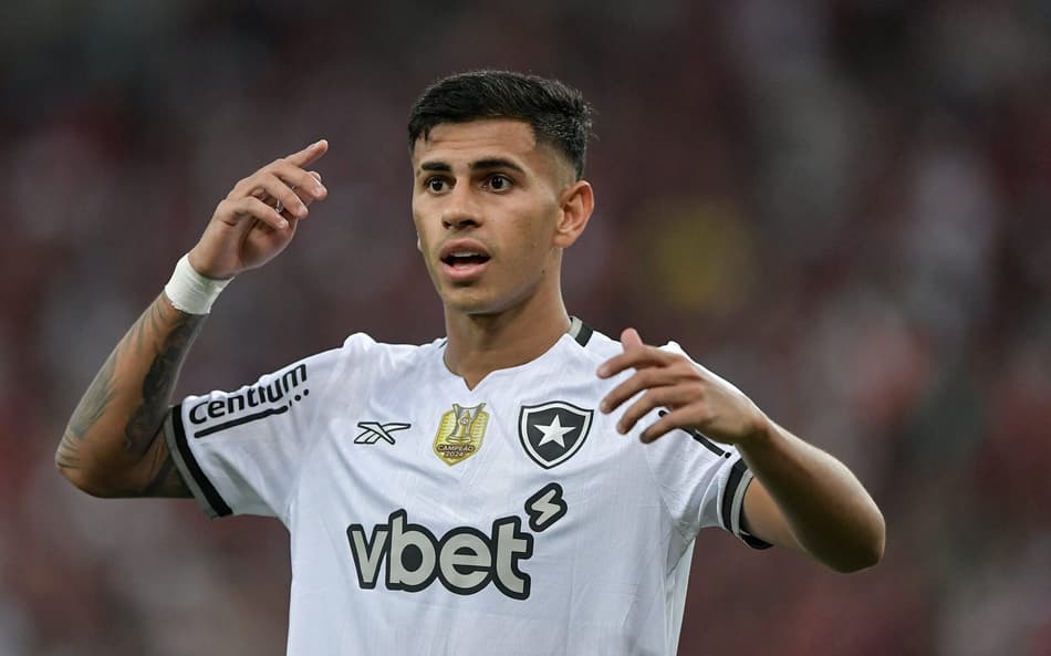 David Ricardo em ação no clássico entre Flamengo e Botafogo (Foto: Thiago Ribeiro/AGIF)