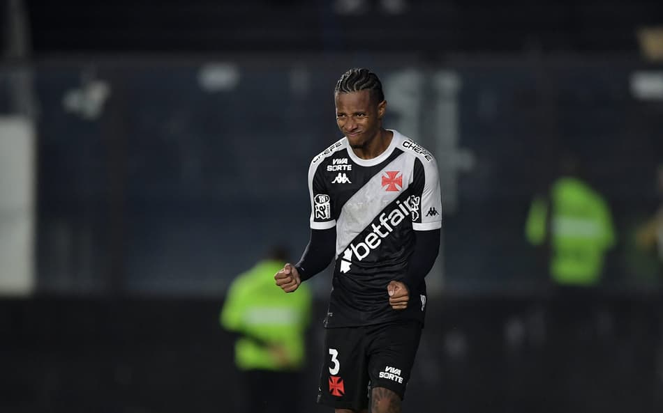 Tchê Tchê, do Vasco, vibrando com pênalti comvertido (Foto: Thiago Ribeiro/AGIF)