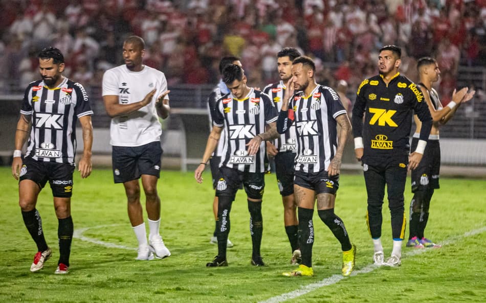 Elenco do Santos deixa o gramado do Estádio Rei Pelé após eliminação na Copa do Brasil para o CRB. (Foto: Itawi Albuquerque/AGIF)