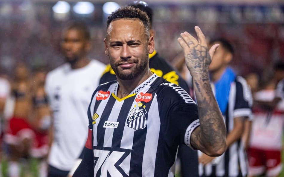 Neymar deixa o campo após a eliminação do Santos na Copa do Brasil (Foto: Itawi Albuquerque/AGIF)