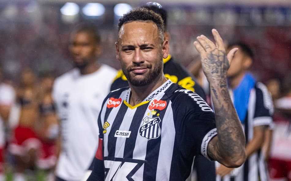 Neymar deixa o campo após a eliminação do Santos na Copa do Brasil (Foto: Itawi Albuquerque/AGIF)