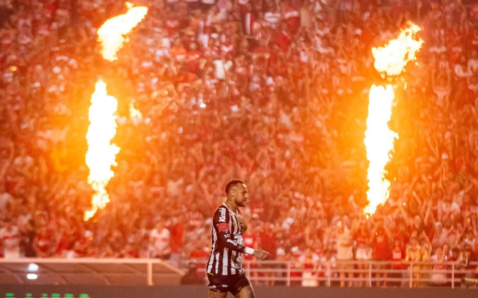 Neymar retorna ao Santos após se recueprar de lesão