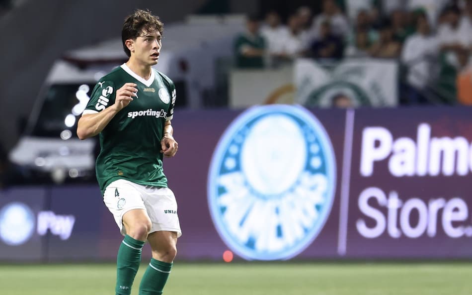 Giay, lateral-direito do Palmeiras