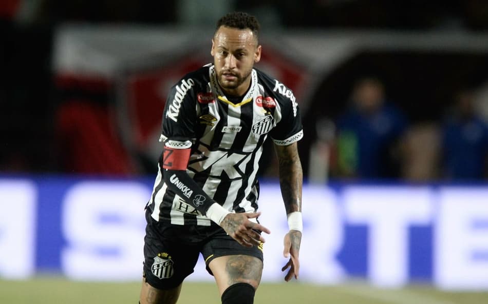 Neymar em ação no jogo do Santos com o Vitória