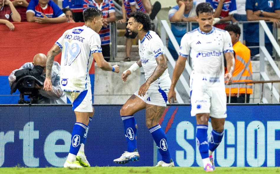 Gabigol e Kaio Jorge comemoram gol do Cruzeiro diante do Fortaleza
