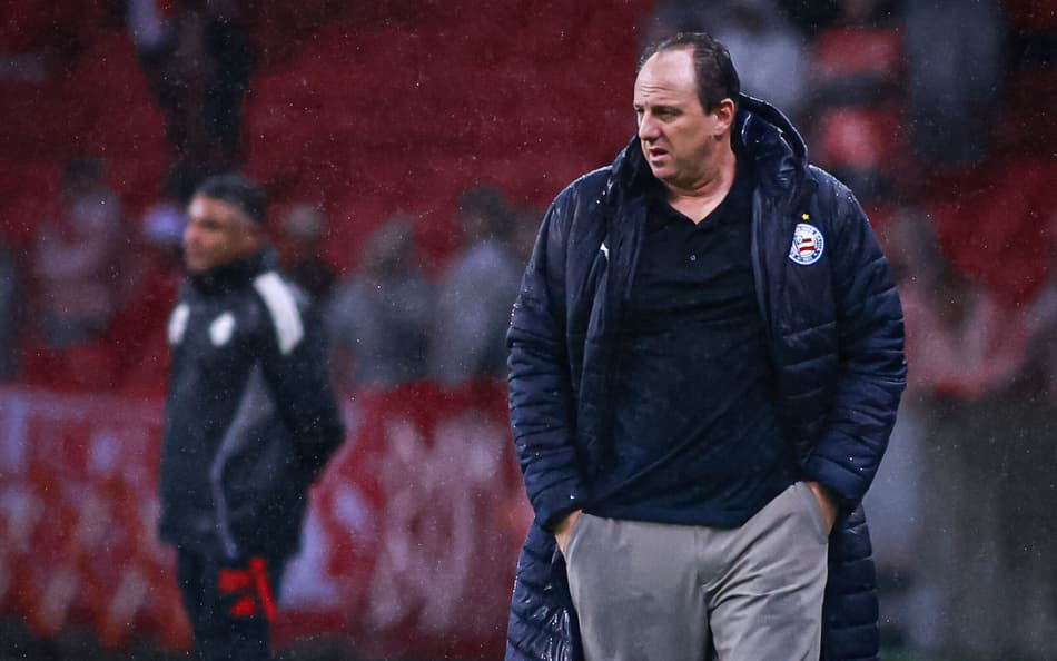 Rogério Ceni comanda o Bahia contra o Internacional Foto: Maxi Franzoi/AGIF