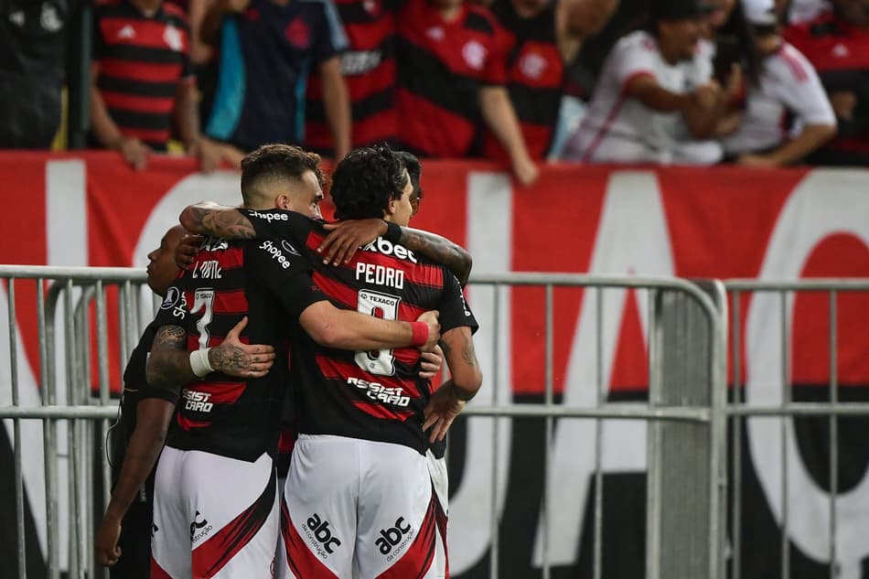 Flamengo comemora gol diante do Táchira