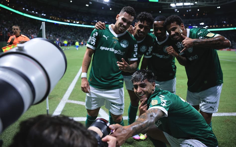 Palmeiras comemora gol diante do Sporting Cristal