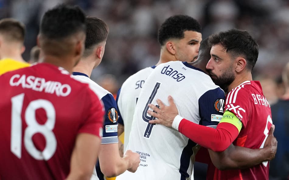 Alvo do Al-Hilal, Bruno Fernandes é consolado após derrota do Manchester United na final da Europa League para o Tottenham