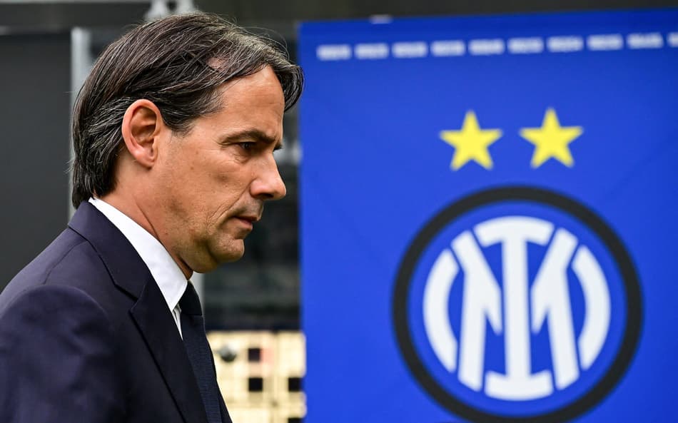 Alvo do Al-Hilal, Simone Inzaghi caminha com o escudo da Inter de Milão ao fundo