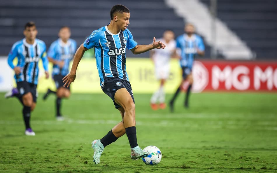 Alysson com a bola no empate em 0 a 0 do Grêmio com o Atlético Grau. (Foto: Lucas Uebel/Grêmio FBPA)