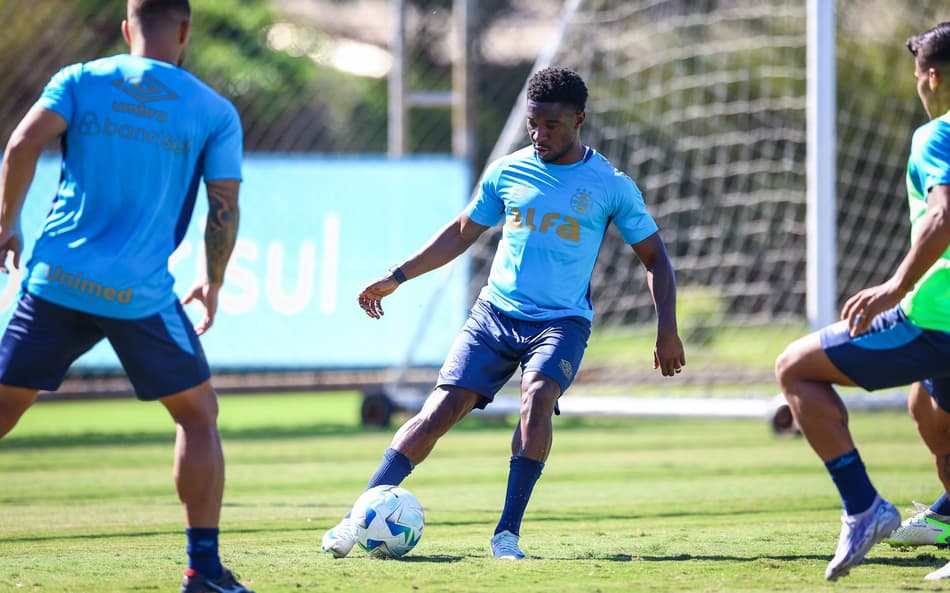 Amuzu com a bola em treinamento no CT Luiz Carvalho. (Foto: Lucas Uebel/Grêmio FBPA)