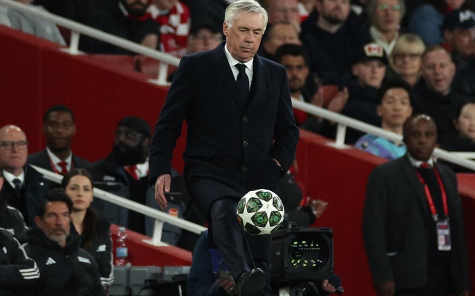 Ancelotti domina uma bola durante o jogo entre Arsenal e Real Madrid, pela Champions League
