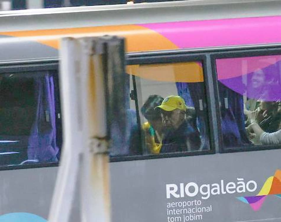 Carlo Ancelotti chega ao aeroporto e entra no ônibus (foto: Rafael Ribeiro/CBF)