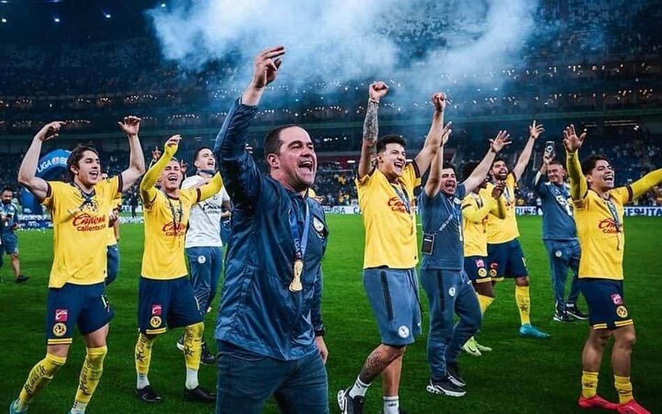 André Jardine comemora um dos títulos do América-MEX com os jogadores no Estádio Azteca