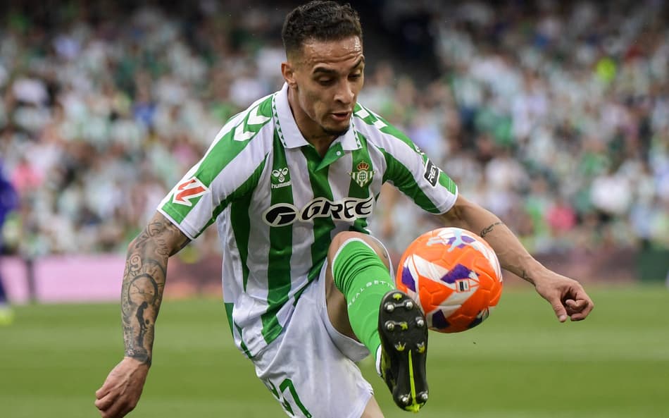 Antony em ação pelo Betis em jogo do Campeonato Espanhol