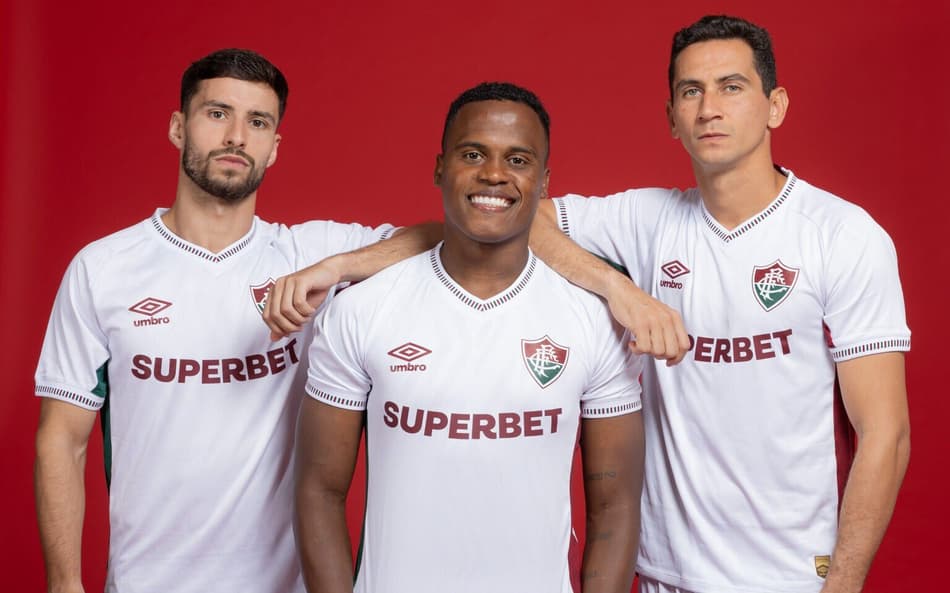 Arias com o novo uniforme do Fluminense (Foto: Marcelo Gonçalves/Fluminense)