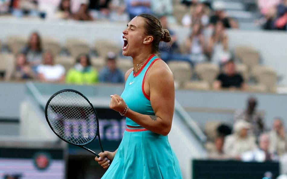 Aryna Sabalenka comemora em vitória sobre Jil Teichmann em Roland Garros (foto: ALAIN JOCARD / AFP)