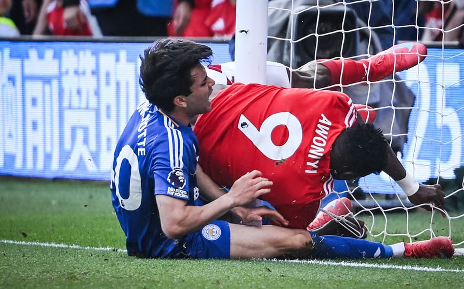 Awoniyi se choca com a trave no empate entre Nottingham Forest e Leicester, pela Premier League