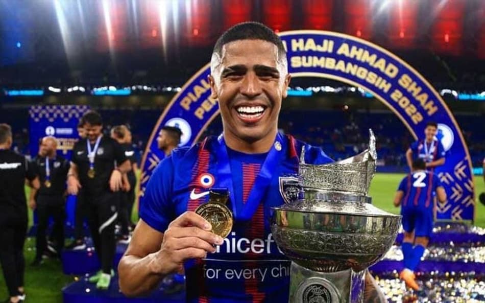 Bérgson comemora título pelo Johor Darul (Foto: Arquivo Pessoal)